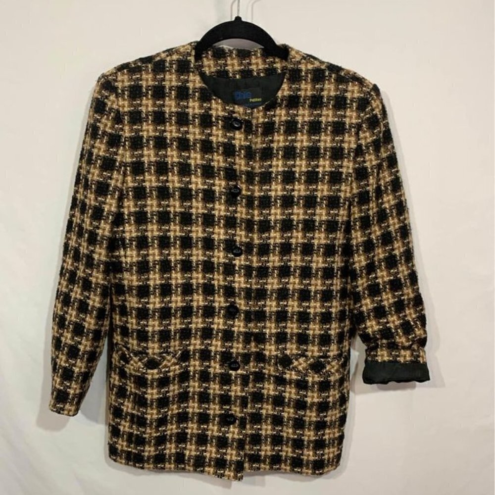 𝅺WOMAN’S tweed style coat with button closure. Tan/black. Size 8. Front pockets.